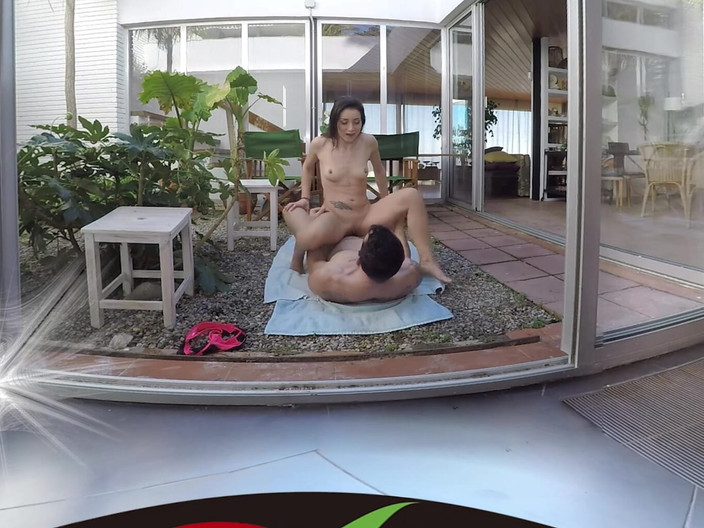 Thagson VR 360: Stoute vriendinnen passen roze lingerie