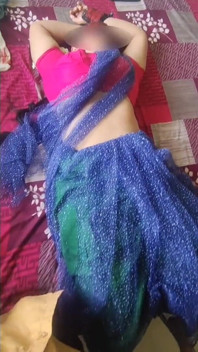 Soție indiană sexy cu țâțe mari în sari, legată la ochi mâinile legate și păcălite de pizda unui străin futută cu degetul și i-a supt pula