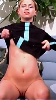 Giovane troia amatoriale con belle tette si mette tutta la mano nella sua figa