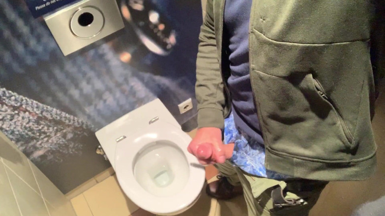 TJenner: Coli kontolku di toilet umum bandara