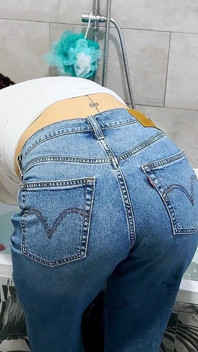 Tukang ledeng yang sudah menikah meniduri klien di bak mandi dan bertobat memakan air mani dari jeans untuk menyembunyikan bukti