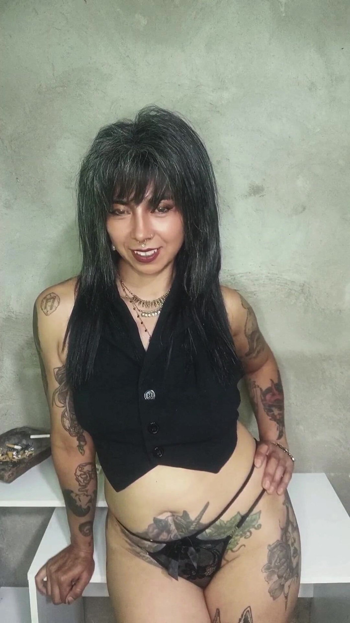 Casia Castro: Doutník, převrhy a ticho