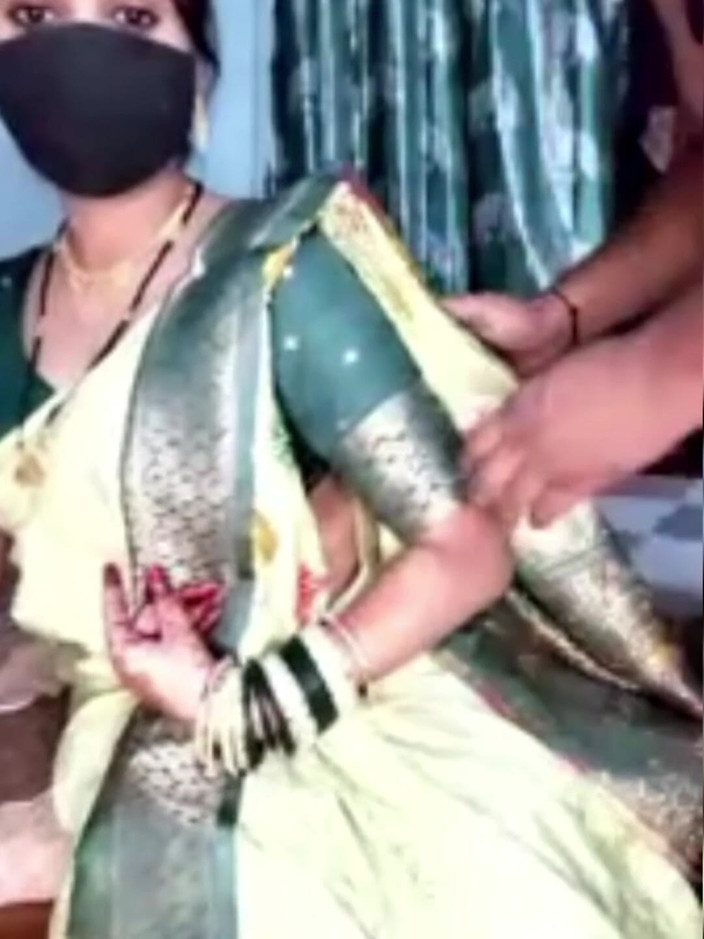 Nisha bhabhi ki chudai: Azgın bir kızı ağzıyla sikiyor.