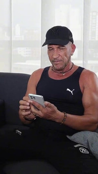 Adam azgın sürtükle bağlantı kuruyor ve bakire üvey sevgilisiyle güçlü bir üçlü seks yapıyor