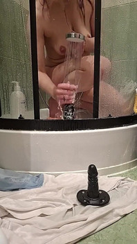 Ich Wasche Meinen Dildo Und Mich Selbst Sehr Gründlich