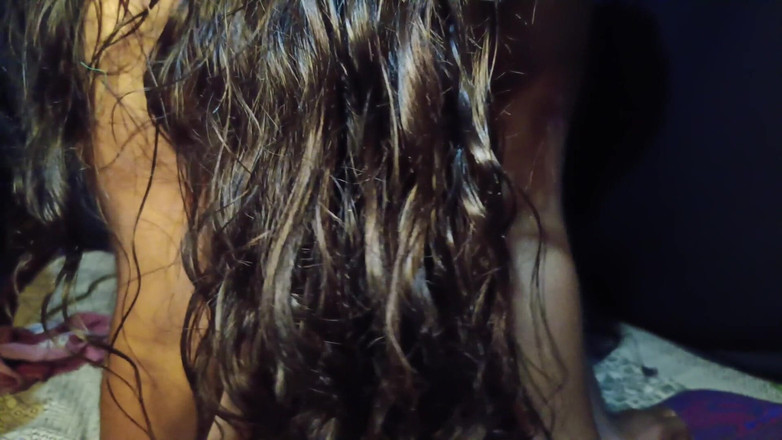 Kavana: Bella ragazza scopa con un amico