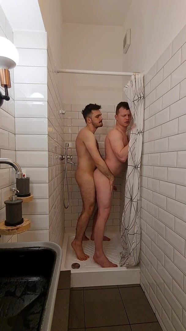 Laur Balaur Production: Morning shower in two