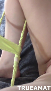 Madura milf modelos desnuda y usa vibrador en la vagina