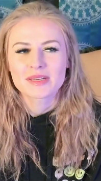 Ever wonder, was Dallas in porno brachte und was sie liebt, während sie sich nackt aus zieht