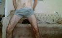 webcamboy98: Il ragazzo nudo scuote il culo