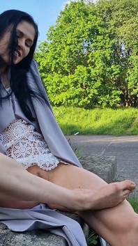 Abrindo minha buceta no parque e mijando