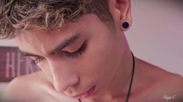 मेरे बड़े लैटिनो लंड को तब तक रगड़ना जब तक मैं तुम पर मोटा वीर्य लोड शूट नहीं कर देता