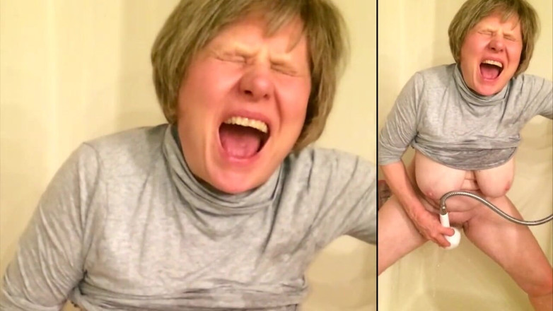 MarieRocks: 회색 셔츠를 입고 자위하는 거유 GILF