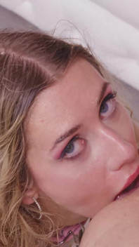 ¡A la pervertida Emily Jade le gusta chupar el culo y la gran polla de Bryan Gozzling!