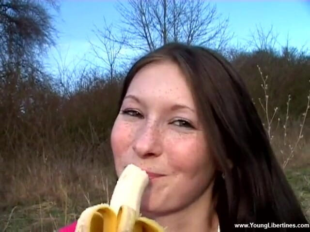 Young Libertines: Picnic sexual con banana y polla