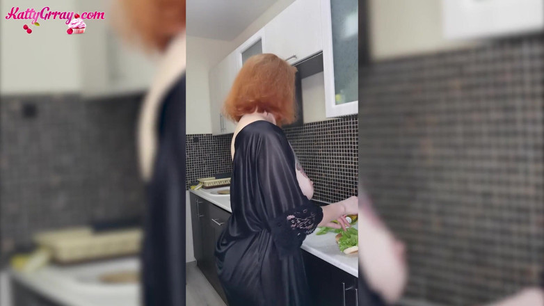 Katty Grray: Una ragazza fantastica che balla in un abito sexy