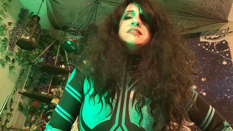 Geeky Femdom: Hela zerstört captain america