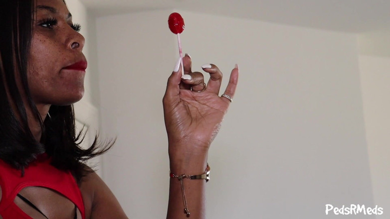 PedsRMeds: Prettyfeetdontcheat l'elfo malizioso si gode il suo lecca-lecca