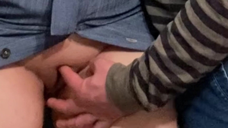 PriyaNaavya: Hobby sujo! Velho dedilhando buceta perfeita em público