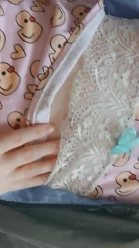 Petite Babe Girl self-potěšení při kempování - pulzující orgasmus roztomilá kundička pod krátkými
