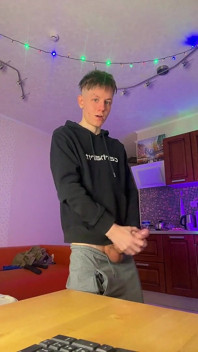 Ragazzo magro fa un pasticcio enorme con il suo grosso cazzo