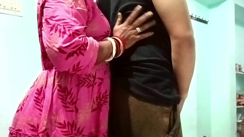 Hot N Sexy: Desi svägerska full romantik och bröst pressar masti sexvideo