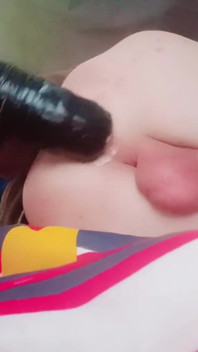 젊은 남자의 큰 엉덩이는 요거트 병을 그의 작은 엉덩이에 쑤셔 넣으려 한다.
