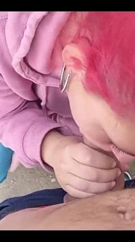 金持ちの赤い女の子は、私が彼女の口に入るまで私に良いコックサックを与えます