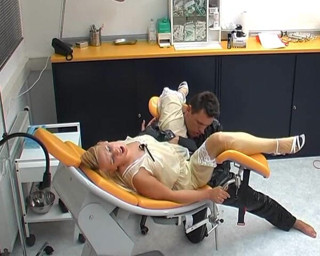 Rubber & Clinic Studio - 1ATOYS: Gina Blond šuká s gumovým doktorem