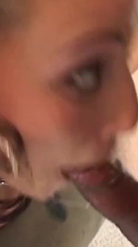 Layla la troia mora fa ai ragazzi neri un pompino memorabile e deepthroat in un'orgia fantastica