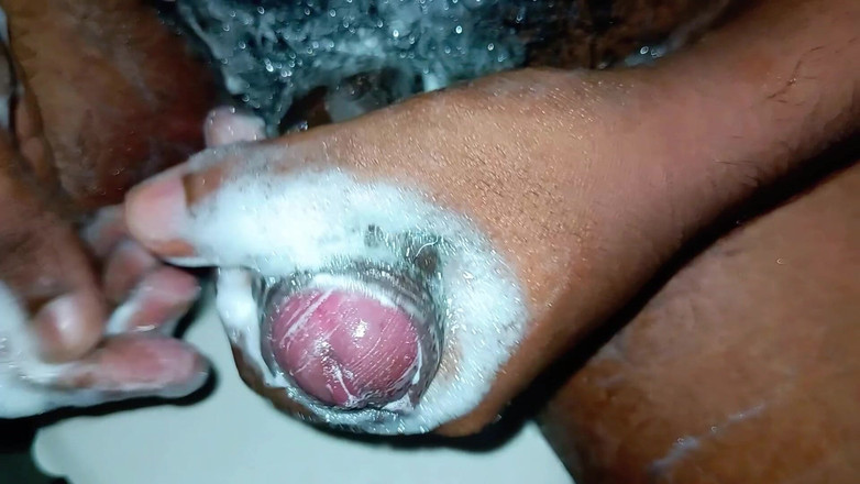 rahuman: Curățare și masturbare cu pulă monstruoasă