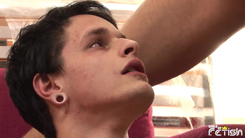 Gay Diaries: Brunetka Twink dostane jeho zadek hluboko ošukaný jeho nadrženým kamarádem...