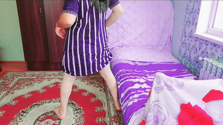 Kitty_Cross: 창가에서 햇살 아래에서 포즈를 취하는 귀여운 트랜스 소녀