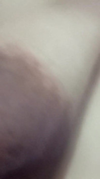 Baculatá MILF masturbuje ve sprše