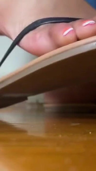 Tachinare cu tălpi de flip flop