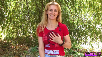 Izabel tv: Madura mostrando peitos ao ar livre