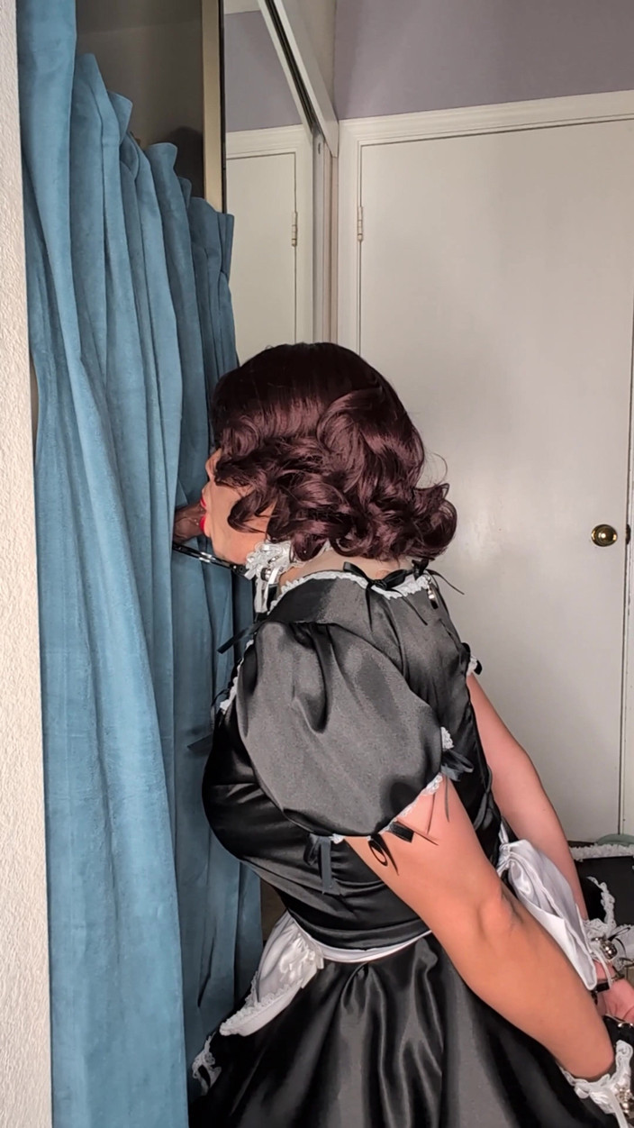 Sissy Candy: बहिन नौकरानी सेवा अपने नकली ग्लोरी होल पर डिल्डो पर अभ्यास कर रही है