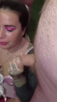 Ces grosses salopes tatouées adorent se faire éjaculer dessus dans la chambre