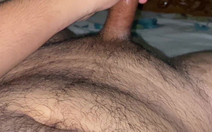 HornyNahidHasan: 辣妹展示他的阴茎，所以我撸了