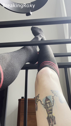 Roxy the Brat: Eingesperrte sklavin in kniehohen socken reibt füße gegen stangen