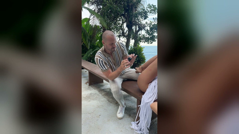 Johnny Grey: Roșcata flexibilă Atlanta Moreno se oprește din solo și mă face...