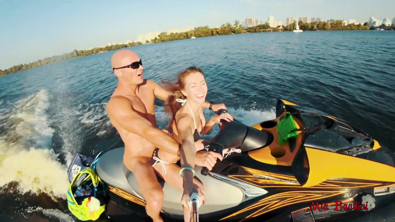 Mia Bandini: Culo all'aperto e gola giro sul jet ski