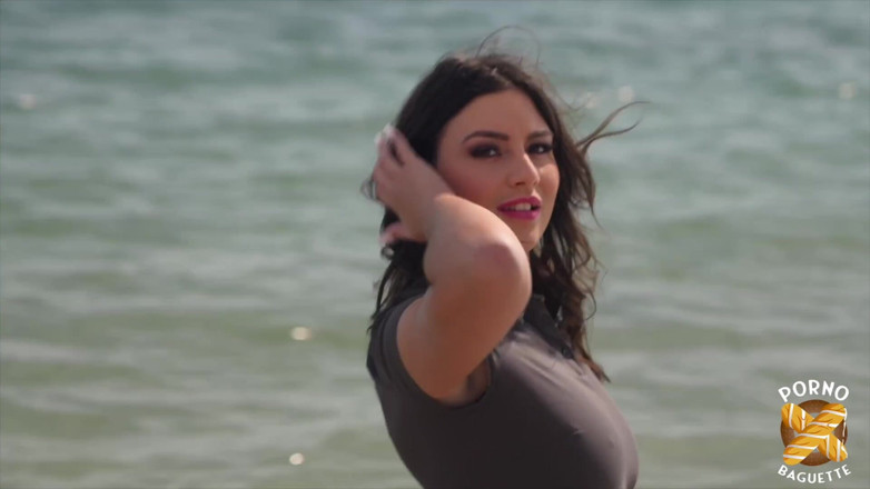 Porno Baguette: Laury, nena caliente, por dos pollas