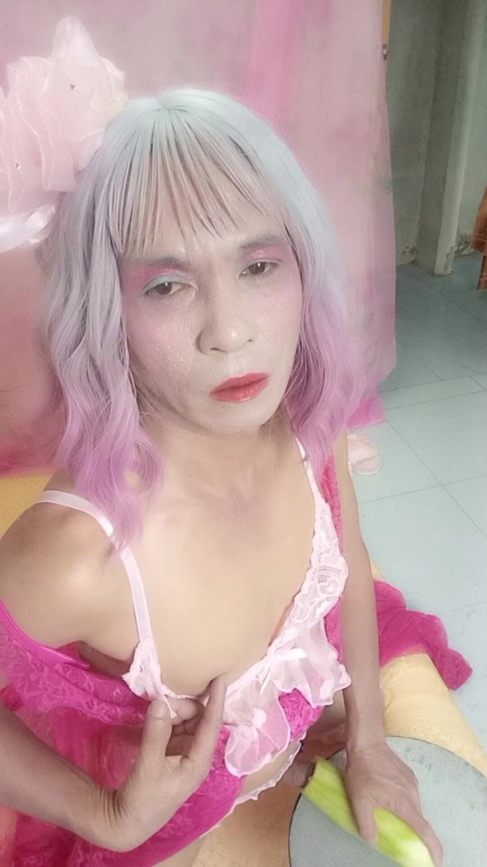 nguyen dang thien tri: สาวข้ามเพศ Oanh Le สวมชุดเซ็กซี่และช่วยตัวเอง
