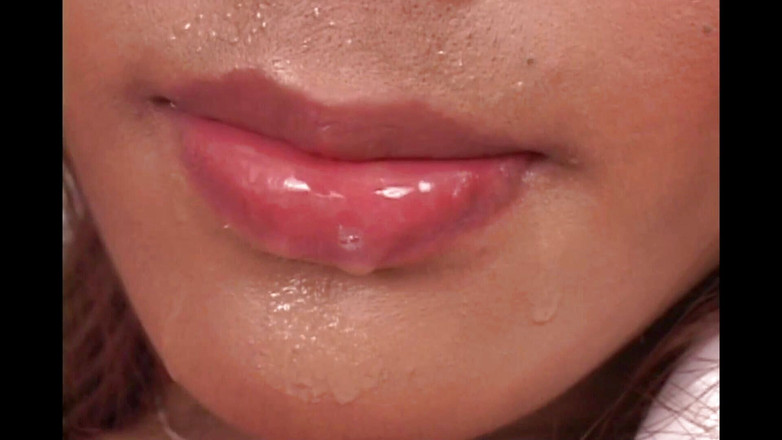 TS Japan: Joy Thay t girl reçoit une dose de sperme