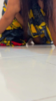 Gros cul et seins énormes, une soubrette desi sexy porte un sari et un chemisier dans un hôtel arabe !