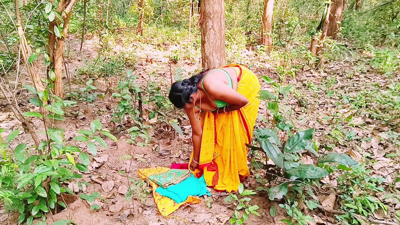 Telugu honey lips: Utomhus skog sex. Desi Bhabi knullar mans lilla stora kuk....