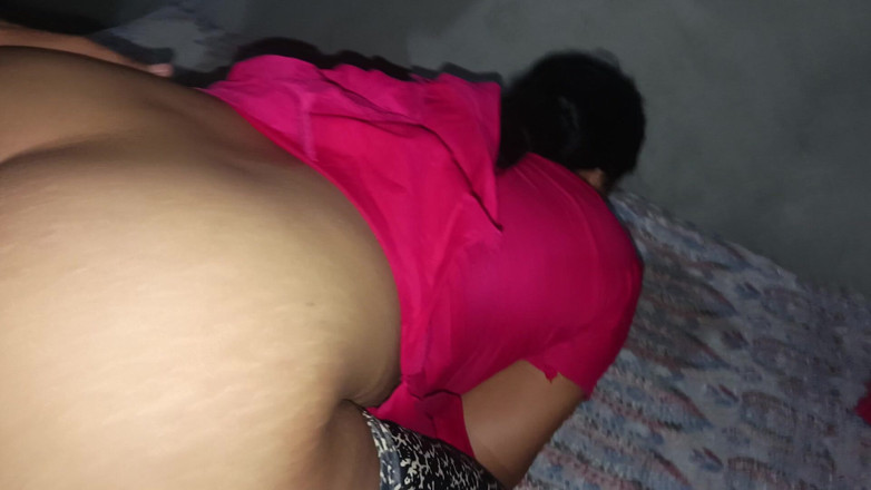 Kavita69: Indiancă bhabhi drăguță cu buze suculente lingând și sugând o pulă...