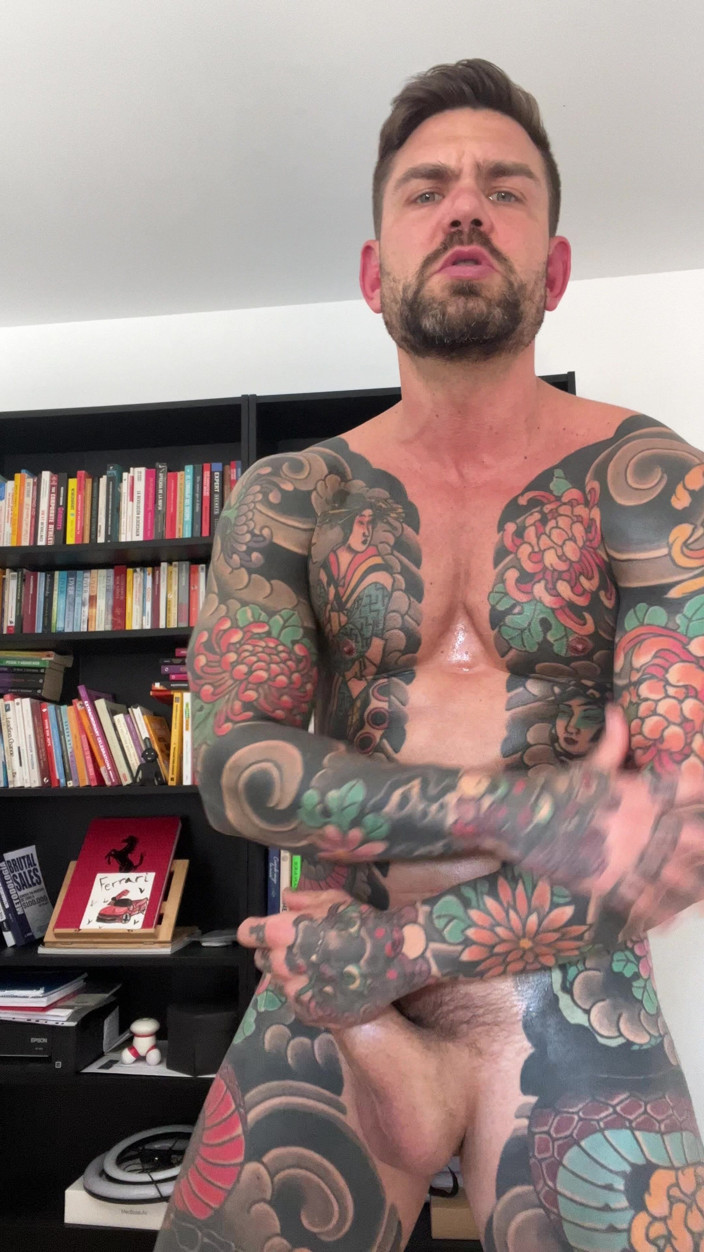 Juan Lucho Gay: 문신한 스페인 남성