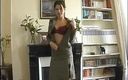 Orgsex: Adevărată amatoare acasă: Caroline adoră să-și arate corpul clienților ei